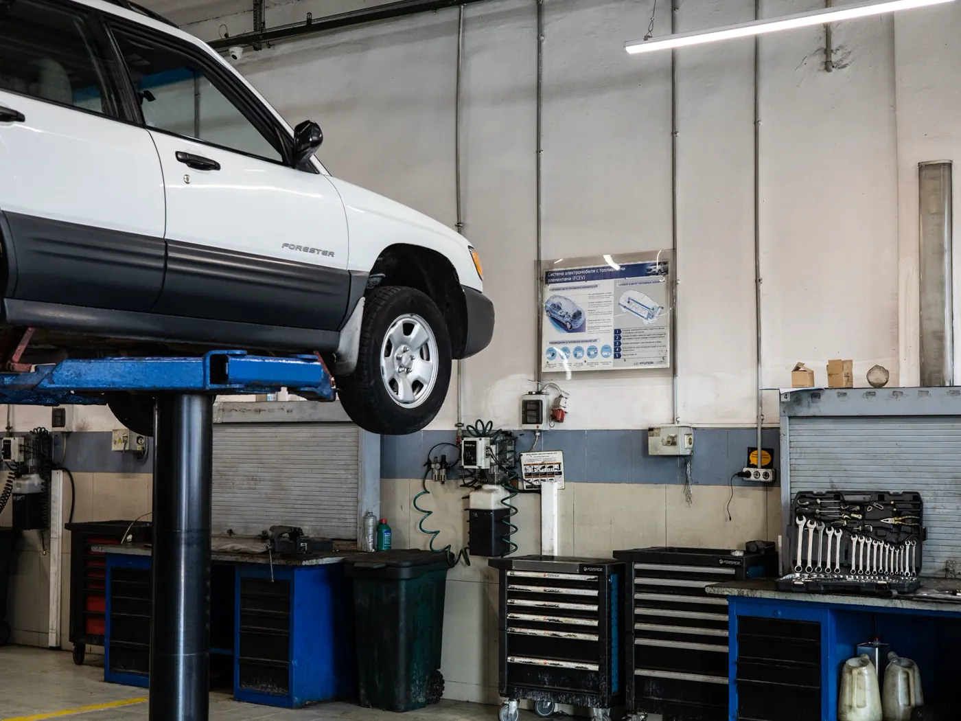 Véhicule sur un pont élévateur dans un atelier de réparation automobile