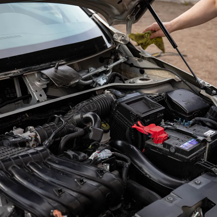 Batterie et cosses visibles dans un compartiment moteur