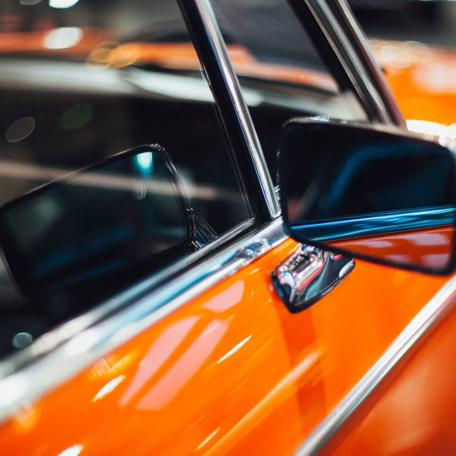 Rétroviseur extérieur et aile d’une voiture orange
