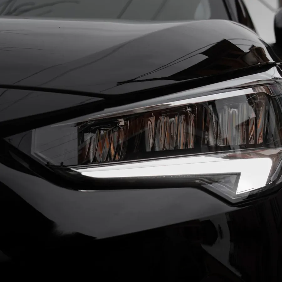 Optique avant d’une voiture moderne, feu de jour allumé